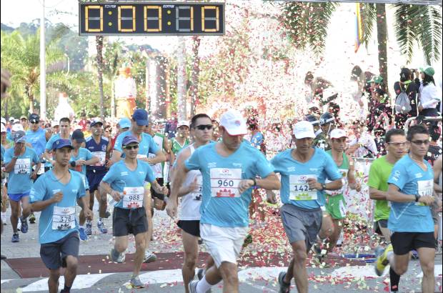 Esteban Jaramillo y Sebastián Salazar - Más de 10 mil competidores se dieron cita en esta histórica cita deportiva que se corría en las modalidades de 5, 10, 21 y 42 kilómetros.