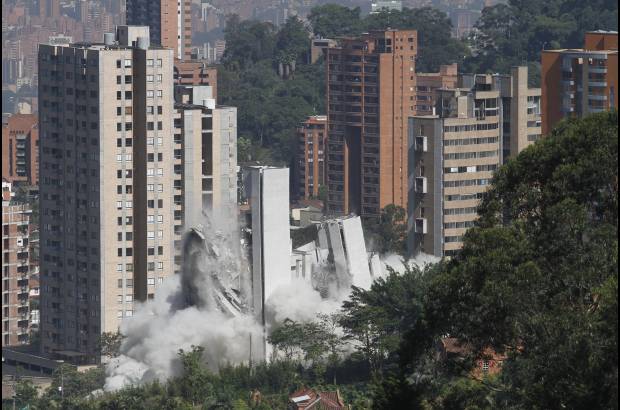 Edwin Bustamante - Solo la porter&#237;a de la urbanizaci&#243;n Space qued&#243; en pie.