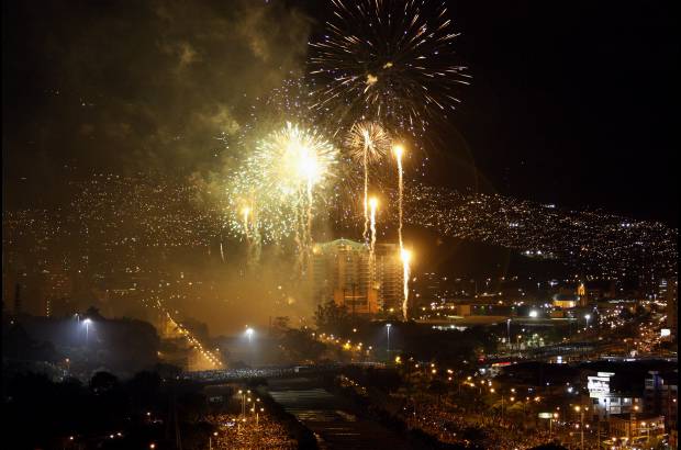 Jaime Pérez - Con un gran espectáculo de juegos piromusicales se celebró este lunes 19 de julio con motivo del Bicentenario de la Independencia.