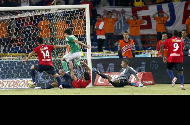 Foto Manuel Saldarriaga - La potencia del remate y el balón nuevo hicieron que el portero Bonilla dejara el rebote.