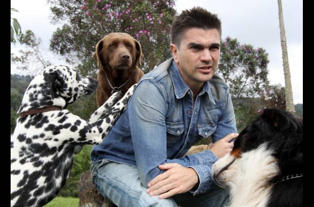 Julio César Herrera - A su llegada de Estados Unidos con su familia y la pequeña chihuahua consentida, cuando quiso socializarla con los perros grandes de la casa no hubo empatía y la perra Bernés de la Montaña acabó con su vida. A pesar del trauma que esto significó, la fascinación de Juanes por los perros continúa.