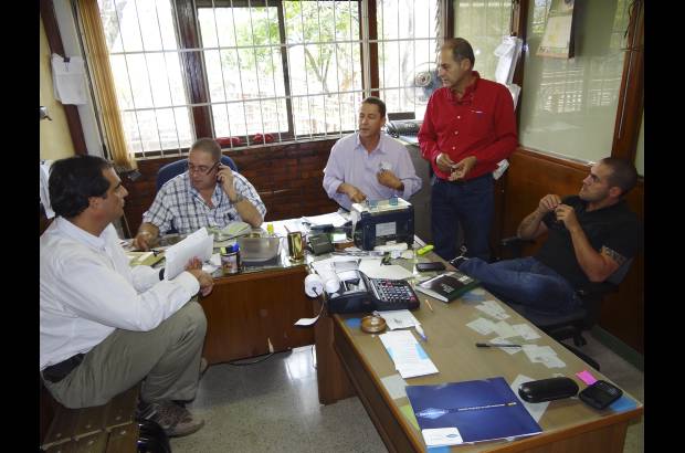 Foto Donaldo Zuluaga - Pasado el d&#237;a de feria, lleg&#243; la hora de que los comisionistas cobren facturas a los carniceros y consignen a sus clientes ganaderos.