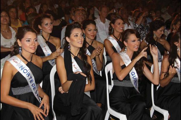 Colprensa - Muy animadas estuvieron las candidatas en el Club de Profesionales.