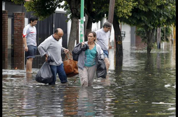 Reuters - Los residentes de La Plata tratan de sacar algunas pertenencias en medio de la inundaci&#243;n.