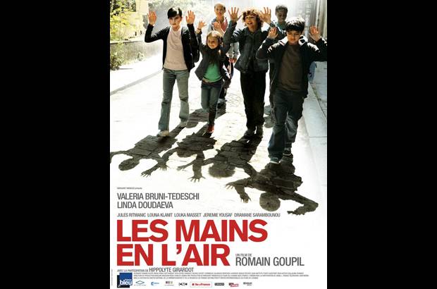 Les mains en l&#39;air (Hands up) - Un ni&#241;o marroqu&#237;, Yousseff, es deportado por las autoridades francesas porque sus padres son inmigrantes ilegales. Milana, cuyo origen es checheno, sabe que a ella le puede ocurrir lo mismo dentro de poco, pero sus amigos no est&#225;n dispuestos a permitirlo. Por eso se organizan y elaboran una estrategia para protegerla. Casi sesenta a&#241;os despu&#233;s, en el a&#241;o 2067, Milana recuerda c&#243;mo vivi&#243; esa dura &#233;poca de su infancia.