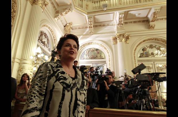 Reuters - Dilma Rousseff no escatim&#243; elogios para el desaparecido expresidente N&#233;stor Kirchner, esposo de Cristina Fern&#225;ndez y secretario de Unasur.