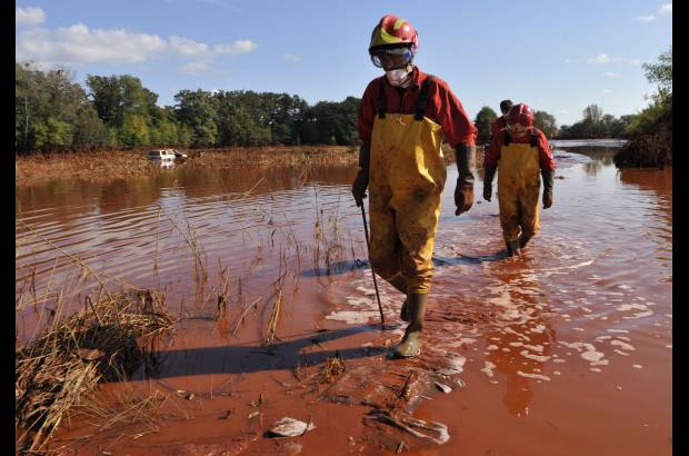 AP - La inundación tóxica ha arrasado 40 kilómetros cuadrados en el suroeste de Hungría.