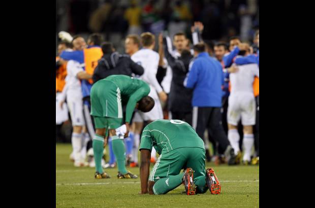 AP - Al borde del abismo, Grecia resucitó en la Copa del Mundo y con su primera victoria en la historia del torneo remontó para vencer 2-1 a Nigeria y así mantenerse en carrera dentro del Grupo B.
