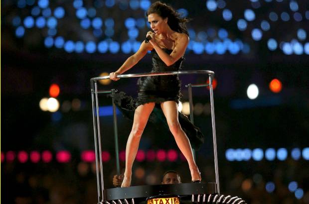 Reuters - Se podr&#225; discernir sobre s&#237; la mirada estuvo acorde con el espect&#225;culo, pero lo que no se puede negar es que uno de los momentos estelares de la ceremonia de clausura fue la actuaci&#243;n de Victoria Beckham, Geri Halliwell, Emma Bunton, Mel C y Mel B.
