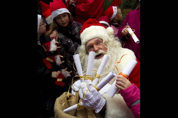 Reuters - En la villa de Himmelpfort, norte de Berlín (Alemania) ya el espíritu de la Navidad con la apertua de una Oficina Postal de Papá Noel.