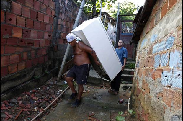 AP - Los temporales del lunes y martes fueron considerados como los mayores sufridos por Río de Janeiro en 40 años y los meteorólogos dijeron que el volumen de agua que cayó en doce horas es más del doble del esperado para todo el mes de abril.