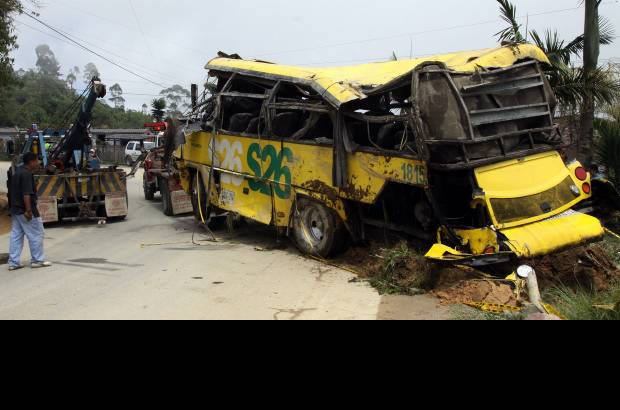 R&#243;binson S&#225;enz - Dos gr&#250;as lograron sacar el carro del abismo. Sus latas retorcidas mostraron el fuerte impacto del accidente.