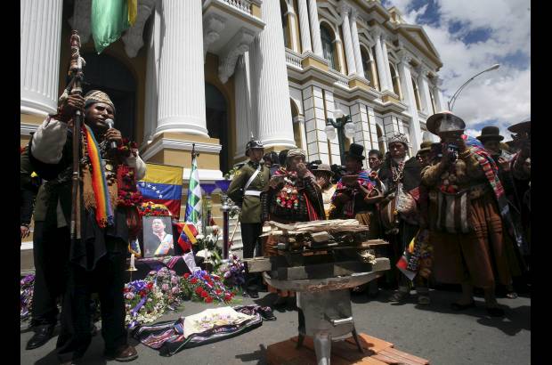 - &quot;Aqu&#237; est&#225; usted, comandante, con sus hombres, de pie, todos sus hombres y mujeres, leales, como lo juramos ante usted, leales hasta m&#225;s all&#225; de la muerte&quot;, afirm&#243; Maduro.