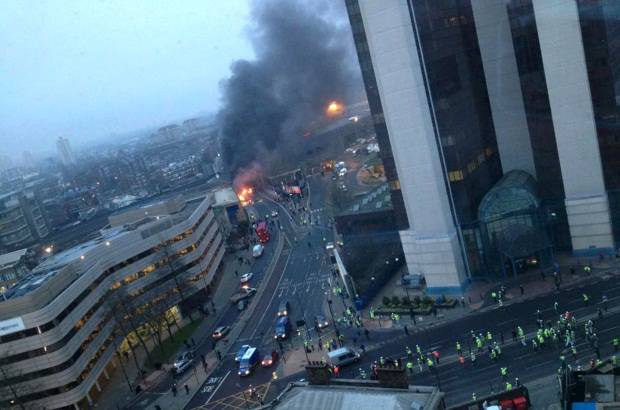 Reuters - El accidente de un helic&#243;ptero en el centro de Londres, que se estrell&#243; contra la gr&#250;a de uno de los edificios m&#225;s altos de la ciudad, provoc&#243; 2 muertos y 13 heridos, seg&#250;n la Polic&#237;a, que desconoce por el momento las causas de la tragedia.