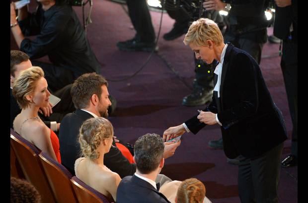 AP - Elle Degeneres habla en plena ceremonia con Bradley Cooper.