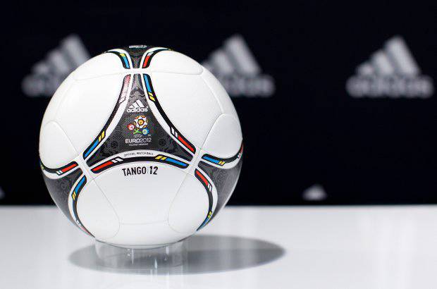 Reuters - Tango 12 es el nombre del bal&#243;n oficial de la Eurocopa que se disputar&#225; en Ucrania y Polonia. El bal&#243;n tiene el mismo nombre y est&#225; inspirado en el cl&#225;sico dise&#241;o Tango utilizado en la d&#233;cada de los 80.
