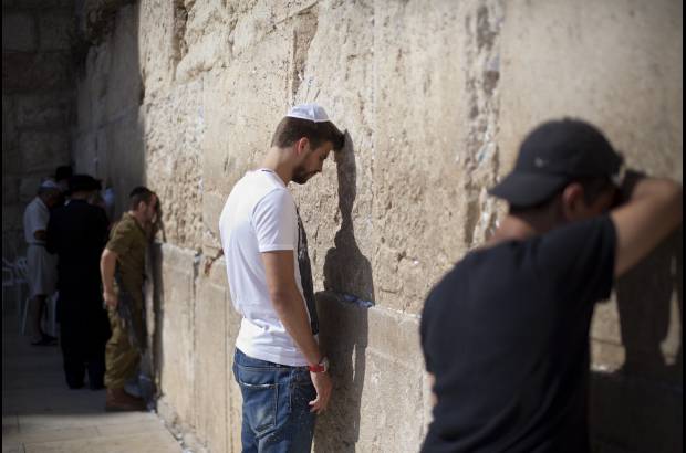 AP - Gerard Piqu&#233; reflexion&#243; en el muro de los lamentos.