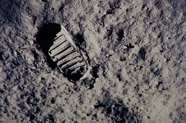 AP - NASA - 20 de julio de 1969. Una huella dejada por uno de los astronautas de la misión Apolo 11 se muestra en la superficie landa de la luna.