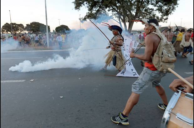AP - Los revoltosos, sin embargo, se reagruparon varias veces y se mantuvieron en los alrededores del estadio, aunque no lograron acercarse a menos de 500 metros.
