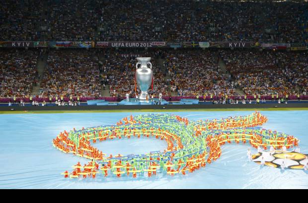 Reuters - Con sus propios movimientos, dibujaron sobre una lona azul la pierna de un futbolista, las manos de un portero, la chilena de un jugador y el premio final: el gol.