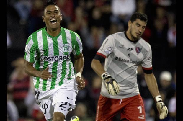 AP - En el primer tiempo pas&#243; de todo: dos expulsiones, tres goles y un juego abierto en el que Nacional sorprendi&#243; con los tantos de Santiago Tr&#233;llez, tras un error del arquero Guzm&#225;n, y Sherman C&#225;rdenas.