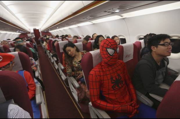 Reuters - En Lucky Air celebran el Halloween en pleno vuelo.