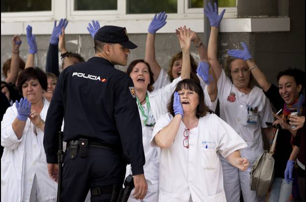 AP - Protesta de los m&#233;dicos del hospital Carlos III de Madrid, Espa&#241;a, ante la visita del primer ministro Mariano Rajoy.