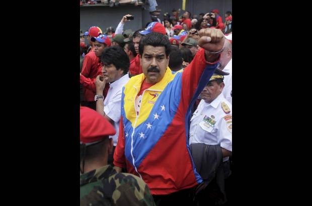 AP - El coche f&#250;nebre con el f&#233;retro de Ch&#225;vez fue escoltado por miembros del alto Gobierno y de la Guardia de Honor Presidencial.