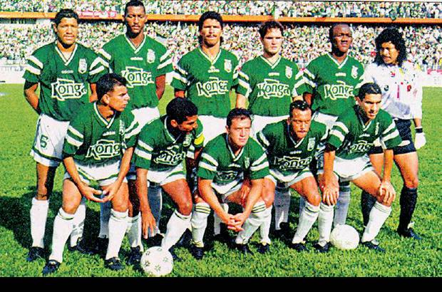 - 1994. Arriba, de izquierda a derecha, aparecen Herman Gaviria, &#201;dgar Cata&#241;o, &#193;lex Comas, V&#237;ctor Hugo Marulanda, Nixon Perea y Ren&#233; Higuita. Abajo, en el mismo orden: Mauricio Serna, Alexis Garc&#237;a, Jos&#233; Fernando Santa, Luis Fernando Herrera y V&#237;ctor Hugo Aristiz&#225;bal. T&#233;cnico: Juan Jos&#233; Pel&#225;ez, antioque&#241;o.