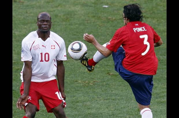 AP - El técnico del seleccionado suizo, el alemán Ottmar Hitzfeld, apostó por dos ordenadas líneas de cuatro hombres, lo que restó espacios al conjunto chileno.