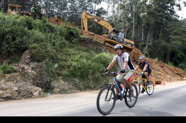 Manuel Saldarriaga - Kil&#243;metro 4,0. Derrumbe frente al Country Club. El Municipio trabaja en evacuar este movimiento de tierra y estabilizar el talud.
