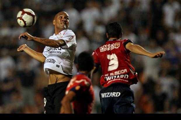 AP - El Corinthians brasile&#241;o termin&#243; como el mejor equipo de la fase de grupos de la Copa Libertadores, con una victoria c&#243;moda por 1-0 sobre el Independiente Medell&#237;n.