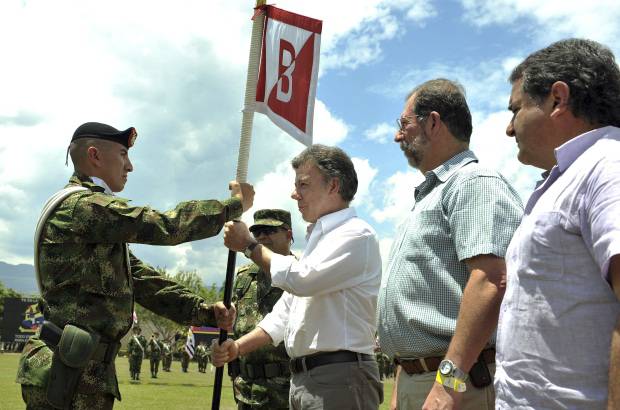 Presidencia de la Rep&#250;blica - El presidente Santos entreg&#243; el bander&#237;n al comandante de la Compa&#241;&#237;a de Instrucci&#243;n de la que har&#225; parte su hijo.
