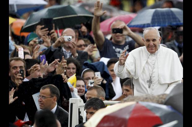 Reuters - En su recorrido se detuvo en varias ocasiones para acariciar y besar bebés que le fueron acercados.