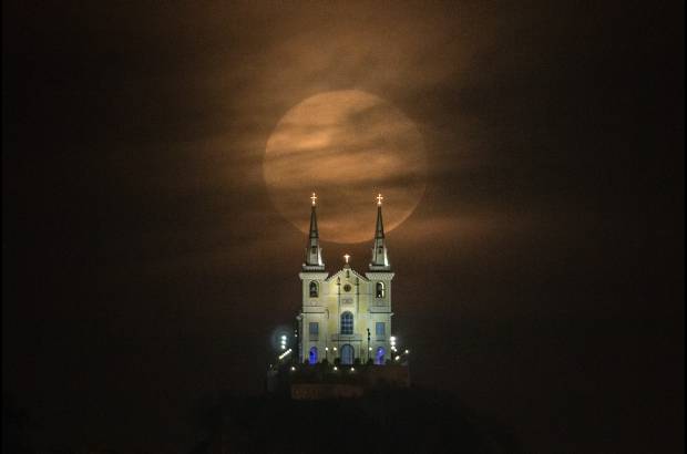 AFP - As&#237; se vio la superluna en R&#237;o de Janeiro, Brasil.