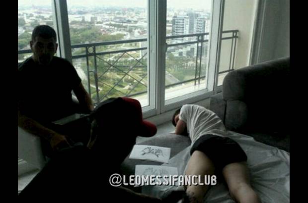 FOTO CORTES&#205;A - Lionel Messi le rindi&#243; homenaje a su hijo Thiago, quien naci&#243; el pasado mes de noviembre. En su pierna izquierda, el astro del f&#250;tbol, se tatu&#243; el nombre y la silueta de las dos manos del peque&#241;o Thiago.