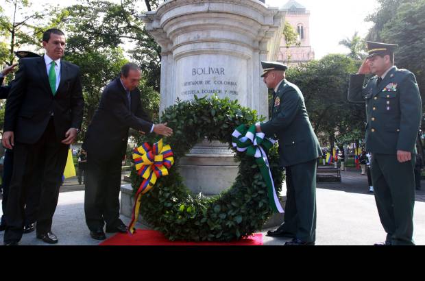 R&#243;bison S&#225;enz - El Gobernador Luis Alfredo Ramos deposit&#243; una ofrenda floral en la estatua del libertador Sim&#243;n Bol&#237;var en Medell&#237;n.