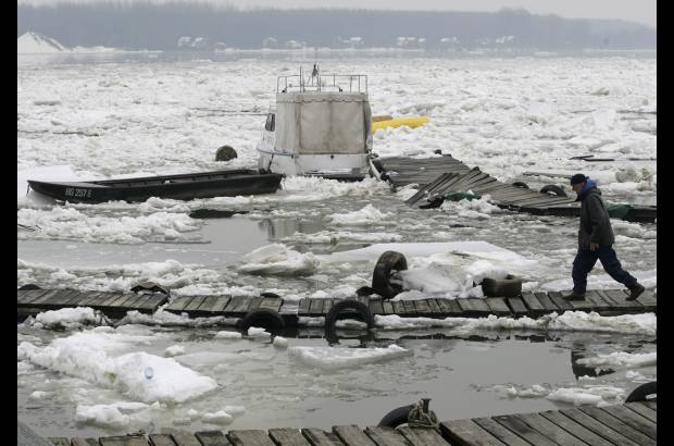 AP - A pesar del aumento en la temperatura, unas 3.000 personas siguen varadas por la nieve que cubrió áreas remotas del sur de Serbia y sólo se puede llegar ahí en helicóptero, informó el funcionario de emergencias Predrag Maric.