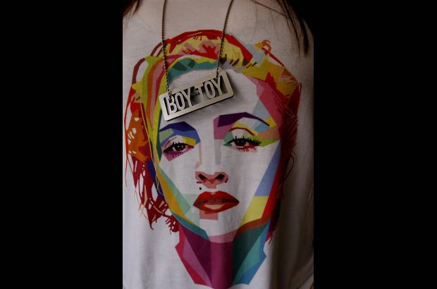 Donaldo Zuluaga - Camisetas y collares son los artículos más usados por los seguidores de la chica material.