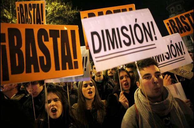 Reuters - Los manifestantes exhibieron carteles que exigían la dimisión del presidente español.