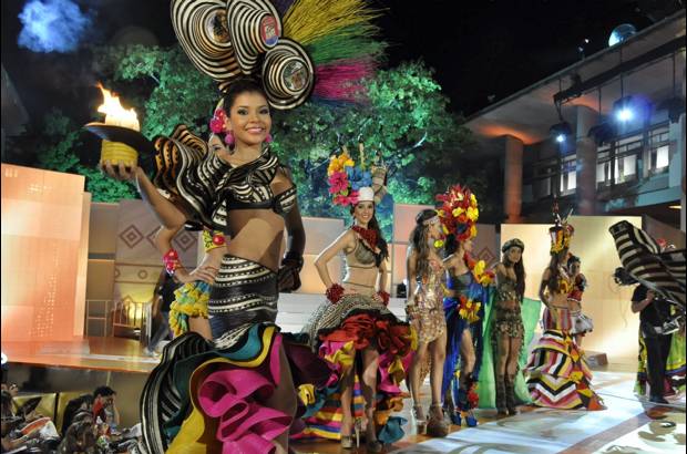 Foto Colprensa - Neiva fue la ciudad elegida para realizar el Desfile en Traje Artesanal.