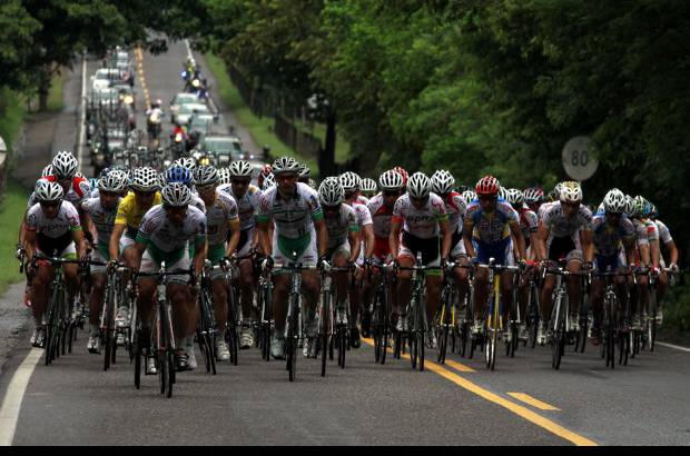 R&#243;binson S&#225;enz - La Vuelta a Colombia lleg&#243; este jueves a Barrancabermeja tras disputarse la d&#233;cima etapa que arranc&#243; controlada debido a inconvenientes en la v&#237;a ocasionados por el invierno.