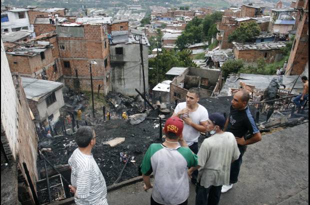Esteban Vanegas - El incendio se registr&#243; a las 4:42 de la tarde del s&#225;bado en la carrera 46 con calle 118. El material en que estaban construidos las viviendas facili&#243; la r&#225;pida propagaci&#243;n de las llamas.