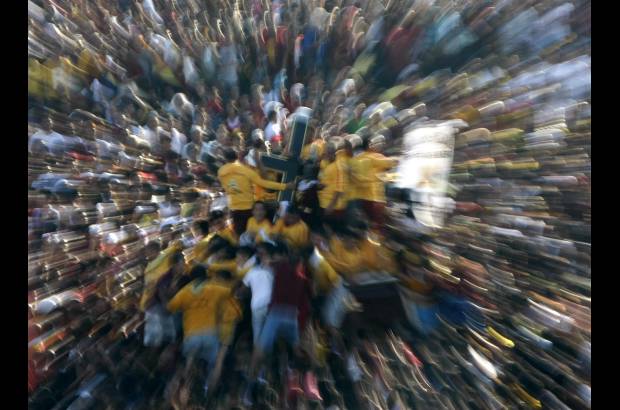 AP - M&#225;s de 15.000 polic&#237;as y cientos de soldados fueron desplegados en la capital filipina, donde las operadoras de telefon&#237;a m&#243;vil cortaron la se&#241;al, un d&#237;a despu&#233;s de que el presidente del pa&#237;s, Benigno Aquino, alertara de que hab&#237;a riesgo de que se produjera alg&#250;n atentado terrorista.