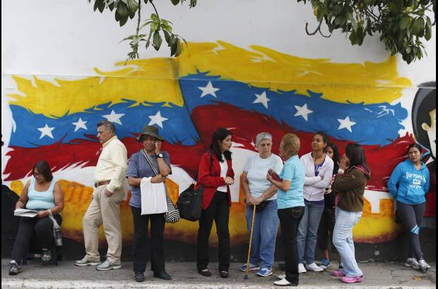 Reuters - La demora en el inicio de la apertura de los colegios se debió al retraso de los miembros de mesas en acudir a sus puestos.