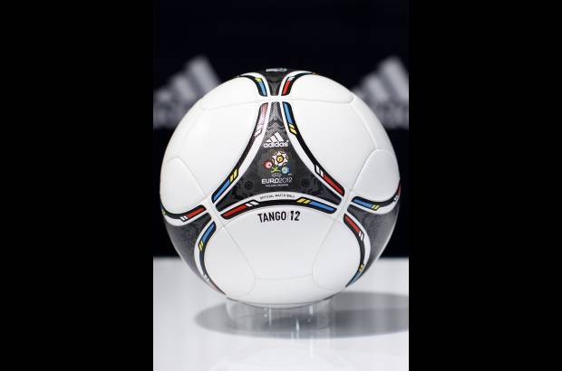 Reuters - &quot;El bal&#243;n oficial para la Eurocopa 2012 es un hito revolucionario. Ha sido fabricado teniendo en cuenta las exigencias de nuestro tiempo y los deseos de los futbolistas&quot;, asegur&#243; Herbert Hainer, presidente de Adidas. Los jugadores notar&#225;n que es m&#225;s f&#225;cil de controlar que la Jabulani y tiene &quot;una trayectoria estable&quot;.