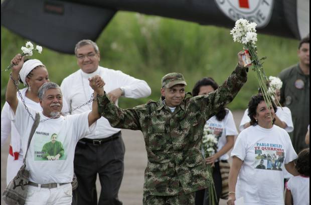 AP - Moncayo tambi&#233;n dirigi&#243; un saludo marcial a militares de Florencia, capital del departamento de Caquet&#225;.