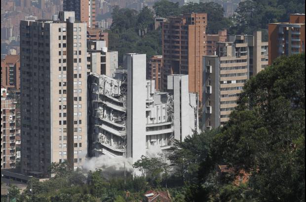 Edwin Bustamante - 79 apartamentos, cada uno con un valor aproximado de 300 millones de pesos fueron derrumbados en la implosi&#243;n.