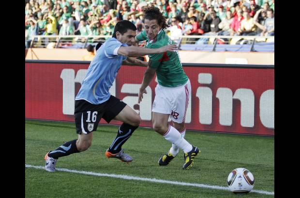 AP - Pese a su primera derrota en el Mundial, M&#233;xico qued&#243; segundo en el grupo luego de que la victoria de Sud&#225;frica 2-1 sobre Francia en el otro partido de la zona no le alcanzara a los anfitriones para superar a la Tri.