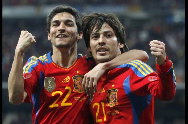 Reuters - Jes&#250;s Navas (izq.) abraza a su compa&#241;ero David Silva, autor del gol del triunfo de Espa&#241;a ante Colombia.